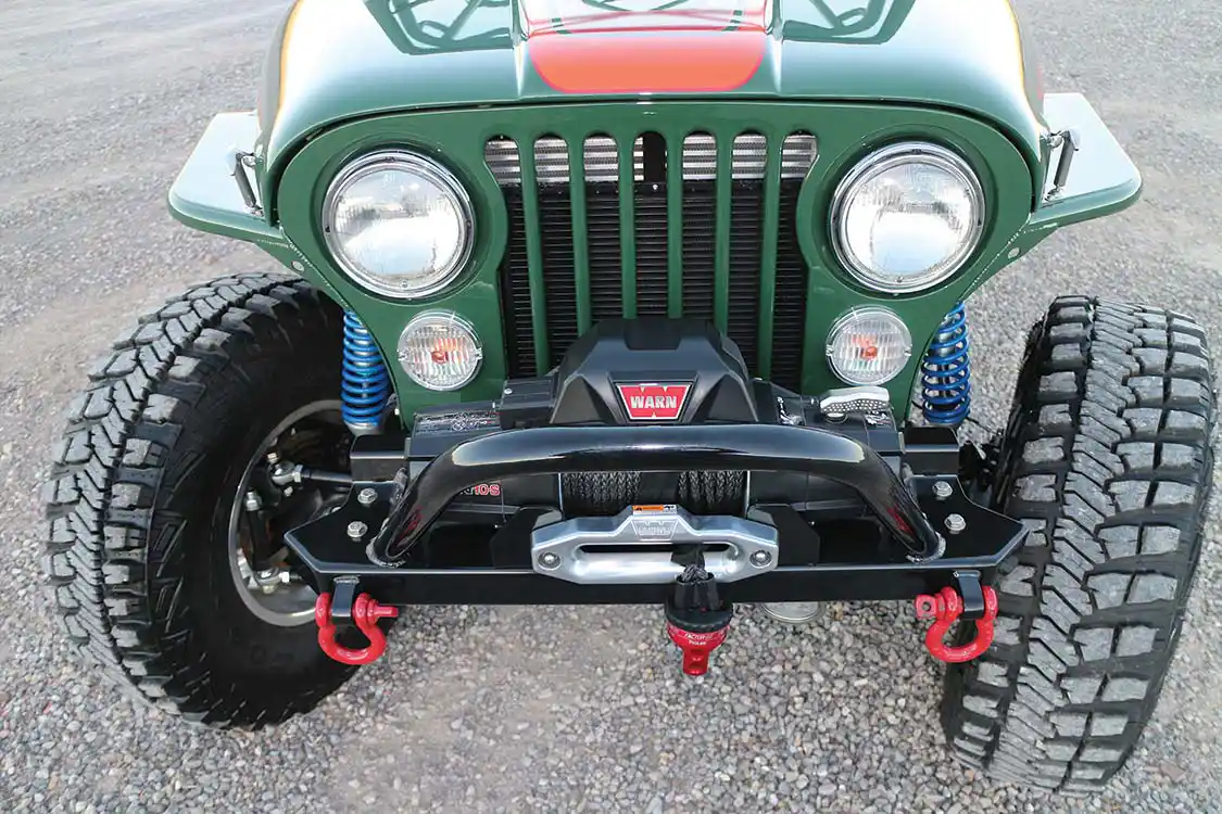 The rear Axle is a ProRock 60 from Dynatrac