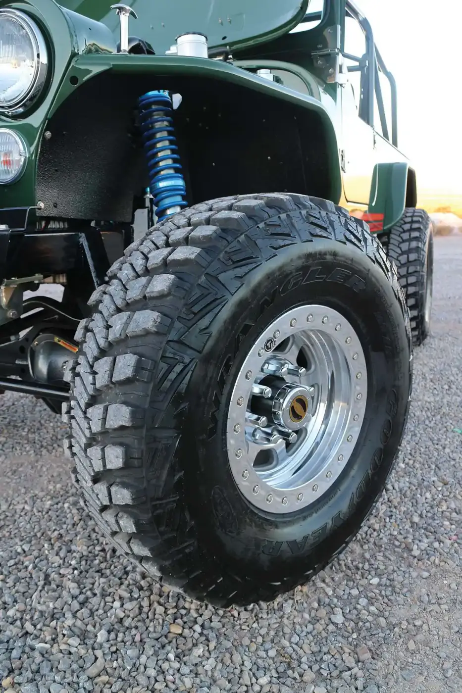 The tires are Goodyear Wrangler MT/Rs size37x12.50R17LT. These tires are TrailReady HD17 Beadlocks wheels.