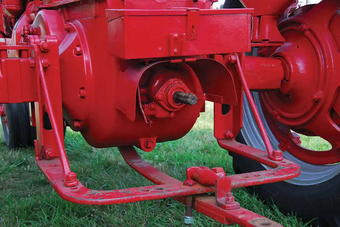 The working end of the MD shows the swinging drawbar and the non-live PTO.