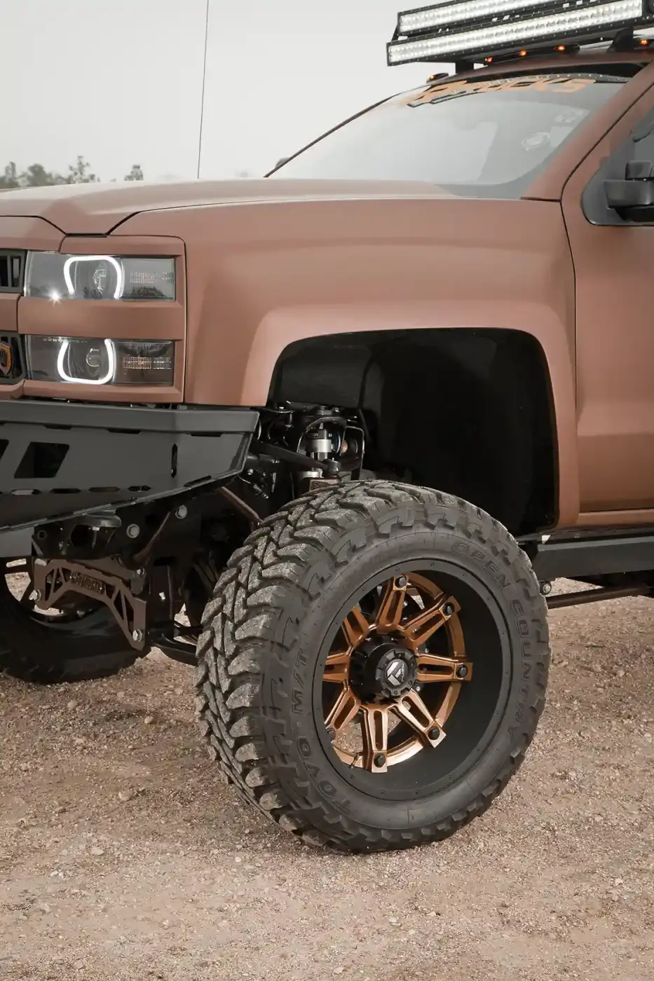 Recluse rides on 37x13.50x22 Toyo Open Country M/T tires. The wheels are Hostage 2s from Fuel Off-Road. The front wheels are special custom-built two-piece units that match the rear dually style, without the deep-dish dually offset. This provides a wider stance and unique look but required custom 3 ½-inch wider front fenders.
