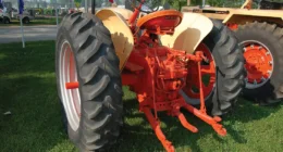 This 1955 401 rowcrop has the adjustable rear wheel track, the "Eagle" three-point hitch, and hydraulic system, but is lacking either the rear shaft PTO or center belt PTO. That's somewhat unusual in a general-purpose tractor, where PTO work is often a part of the general purpose.
