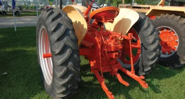 This 1955 401 rowcrop has the adjustable rear wheel track, the "Eagle" three-point hitch, and hydraulic system, but is lacking either the rear shaft PTO or center belt PTO. That's somewhat unusual in a general-purpose tractor, where PTO work is often a part of the general purpose.