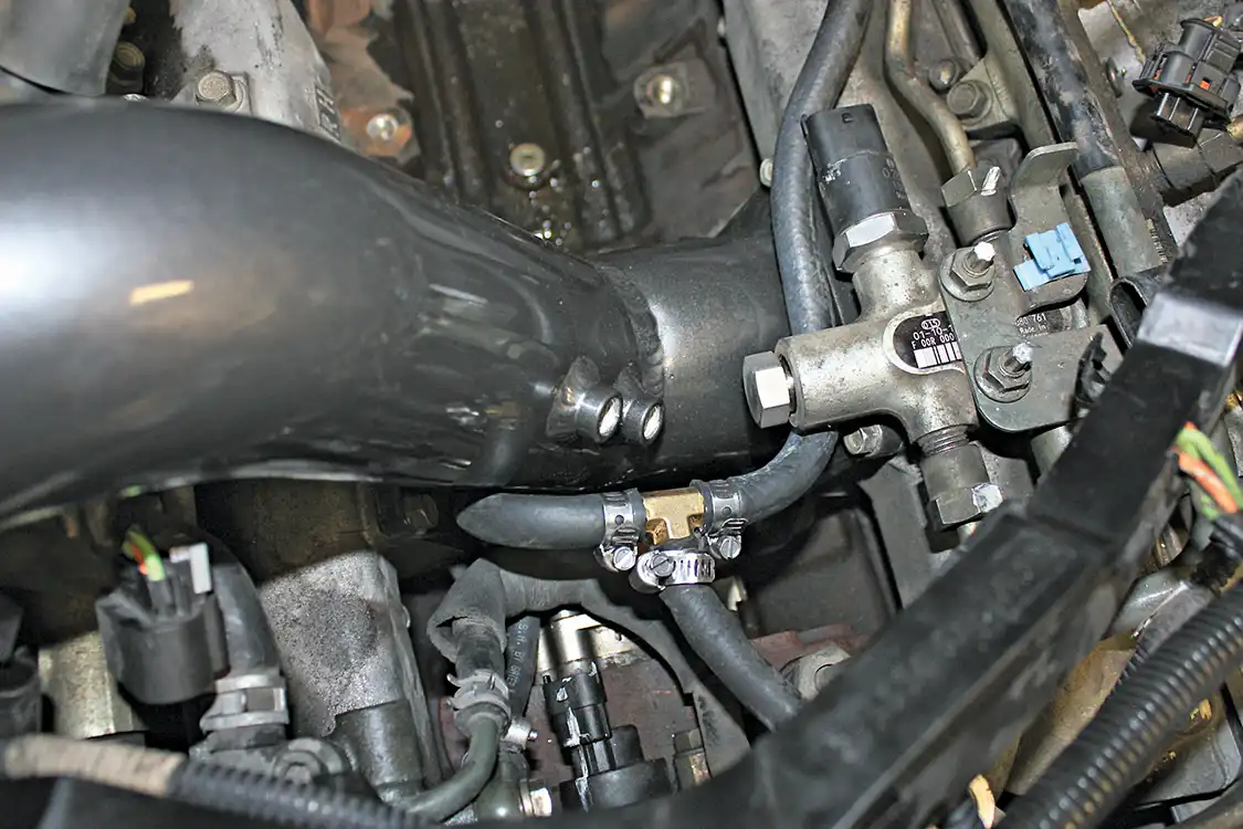 6. With the new Y-bridge and fuel system pieces reinstalled, you can see how much more real estate that new HSP bridge takes up in the valley and why the modifications to the fuel return line were necessary. You'll also notice the two 1/8-inch NPT bungs HSP Diesel includes on the bridge for boost references or water injection/nitrous nozzles.