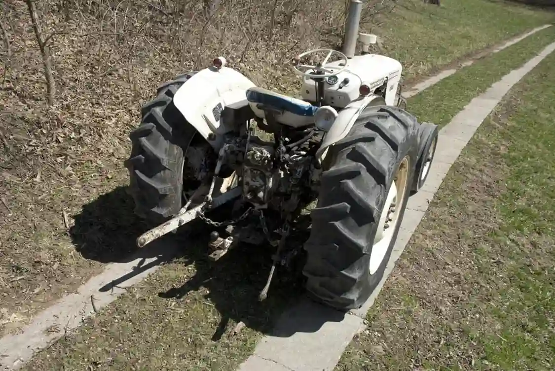 The business end shows the 780 was a well-equipped tractor. A three-point lift, swinging drawbar, hydraulic outlets and two-speed PTO. The 12-speed transmission, with a "shift-on-the-fly" gear splitter allowed for precise control in the dirt. A cab was available. Up to 400 lbs of wheel-mounted weight could be carried (two 100 lbs per wheel) and 85-lb weights were available for the front wheels.