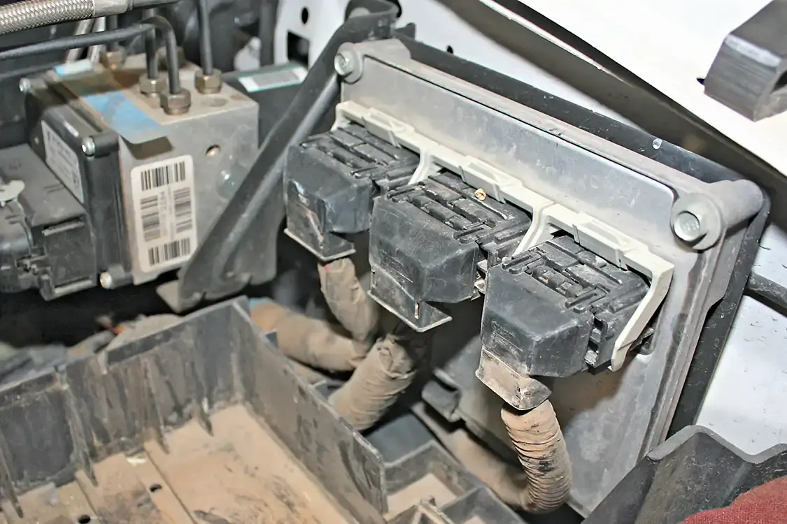 10. Unlike other tuners on the market that reprogram the factory ECM, the Six Gun Tuner will “piggyback” into the factory ECM connectors, allowing the Banks software to take the stock Ford tune files, modify the signal as needed, then forward that signal to the engine. By doing this, the Bank Six Gun offers on-the-fly tuning that allows drivers to switch from their choice of performance tunes while driving. No need to shutoff the engine and wait for a retune.