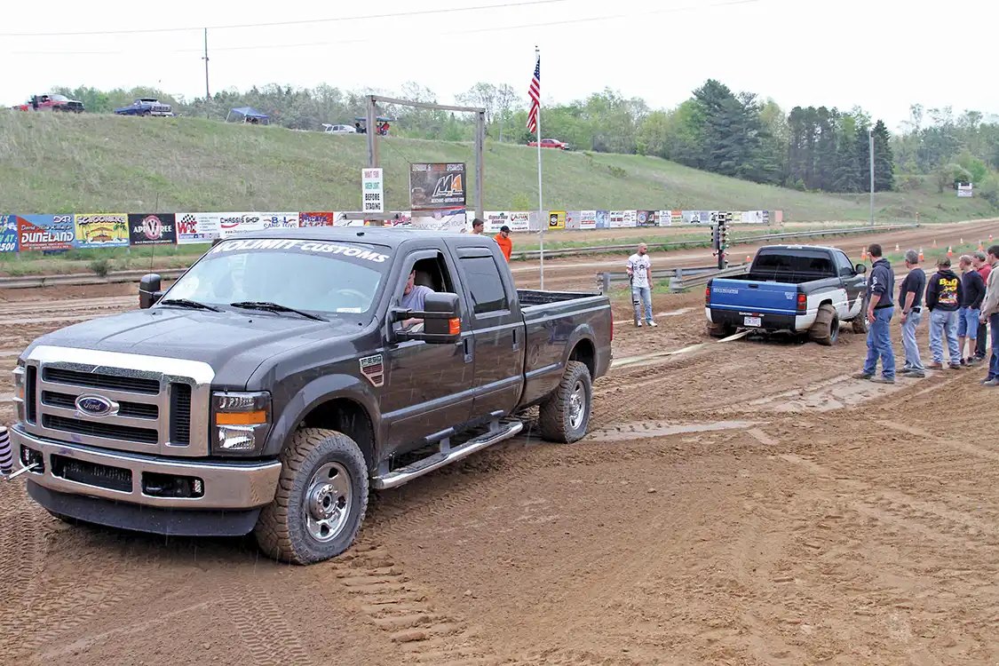 What happens when you don’t have enough rear brakes to spool your 2WD truck in the sand? Matt Gottschalk found out the hard way with his 1998 Dodge when he buried it to the axle and sat stranded in the holes from his paddle tires. Fortunately, fellow competitor Frank Jungnitson gave him a hand and yanked him out of the holes with a tow strap and his Ford.