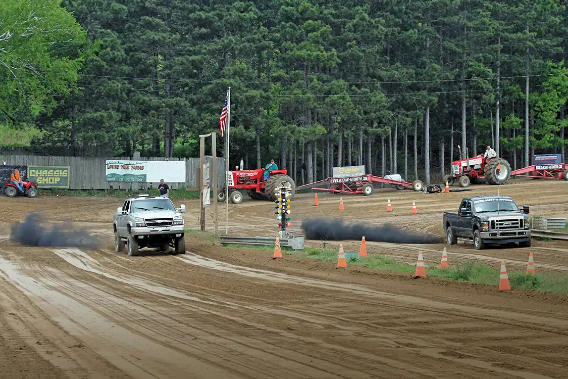 The DOT Class final round had a similar tone with a Ford versus Chevy battle taking place. Frank Jungnitson got an early jump in his Ford and handed the win to Bucky Raspotnik in his Chevy.