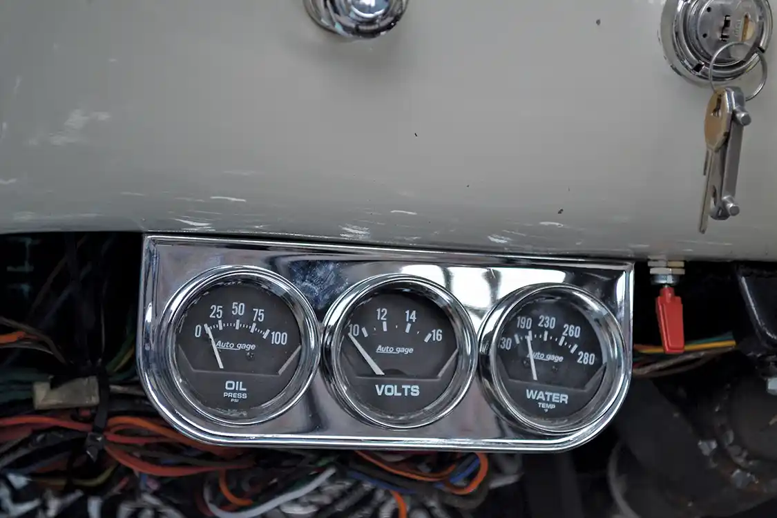Simple oil, water, and voltage gauges are the only one found on the truck. Since Bill rarely goes past Level 3 with his programmer, he never felt the need to install a boost or EGT gauge.