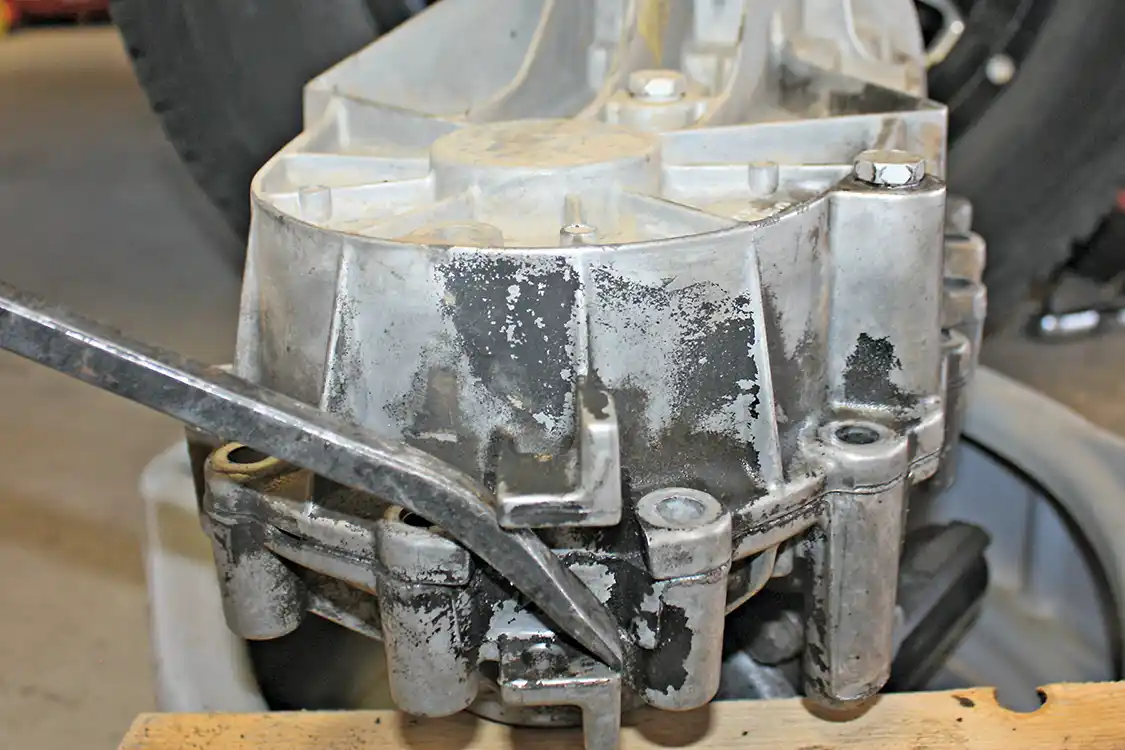 14. With all the external bolts removed, a long handled pry bar can be used on each side of the transfer case to break the seal between the two halves. Once it’s spilt apart, the rear housing can be lifted straight off and the old gasket sealant will need to be cleaned off.