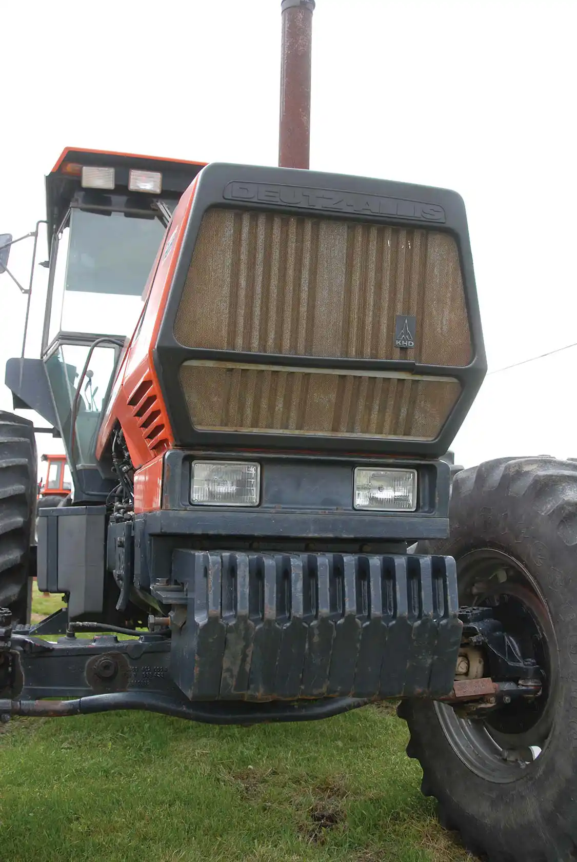 The front end was reminiscent of the KHD tractors and, yeah, that’s a KHD emblem. That disappeared when the 9100 line was rebadged after the formation of AGCO. The KHD emblem went away at that point. Yeah, that’s a full rack of weights, about 105 lbs. each, so that’s 1,050 lbs. of iron to put some extra “gravity” down for that front axle to pull with.