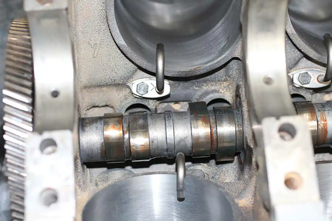 13. Here you can see the piston oilers. These must be installed, and this is best done before the camshaft. Do not forget them if you’re doing the assembly work yourself.