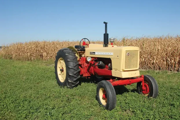 Randy Coyings ’61 570 Super is one of only 1,680 built in ’61 and ’62. It is the 568th 570 Super ever built. Cockshutt had adopted this Harvest Gold/Vermillion Red color scheme for the 1961 model year. The 500 Series had debuted all in Harvest Gold while previous generations were often all in Vermillion Red (the traditional Cockshutt color).