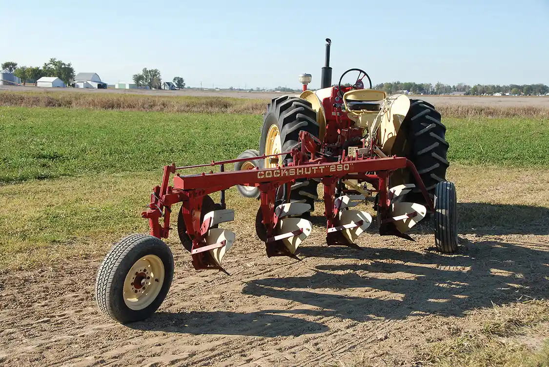 All hitched up, Randy’s tractor is ready to do battle with a Cockshutt 290, 4-16 trailing plow. This plow debuted with the 500 series tractors and came in 3, 4 and 5-bottom configurations. The 570 Super was rated as a “5-Plow” tractor, but that rating was based moderate ground. In areas with clay, of course, a “5-plow” rated tractor might only be able to handle four. Or less. This is an adjustable tread Rowcrop style tractor.