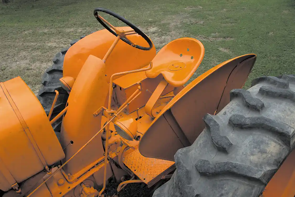 Sheppard advertised an adjustable hydraulic seat but this doesn't appear to be one. Overall, the driver station is typical of the period... uncomfortable. It beat farming with horses and that's about the best you can say.