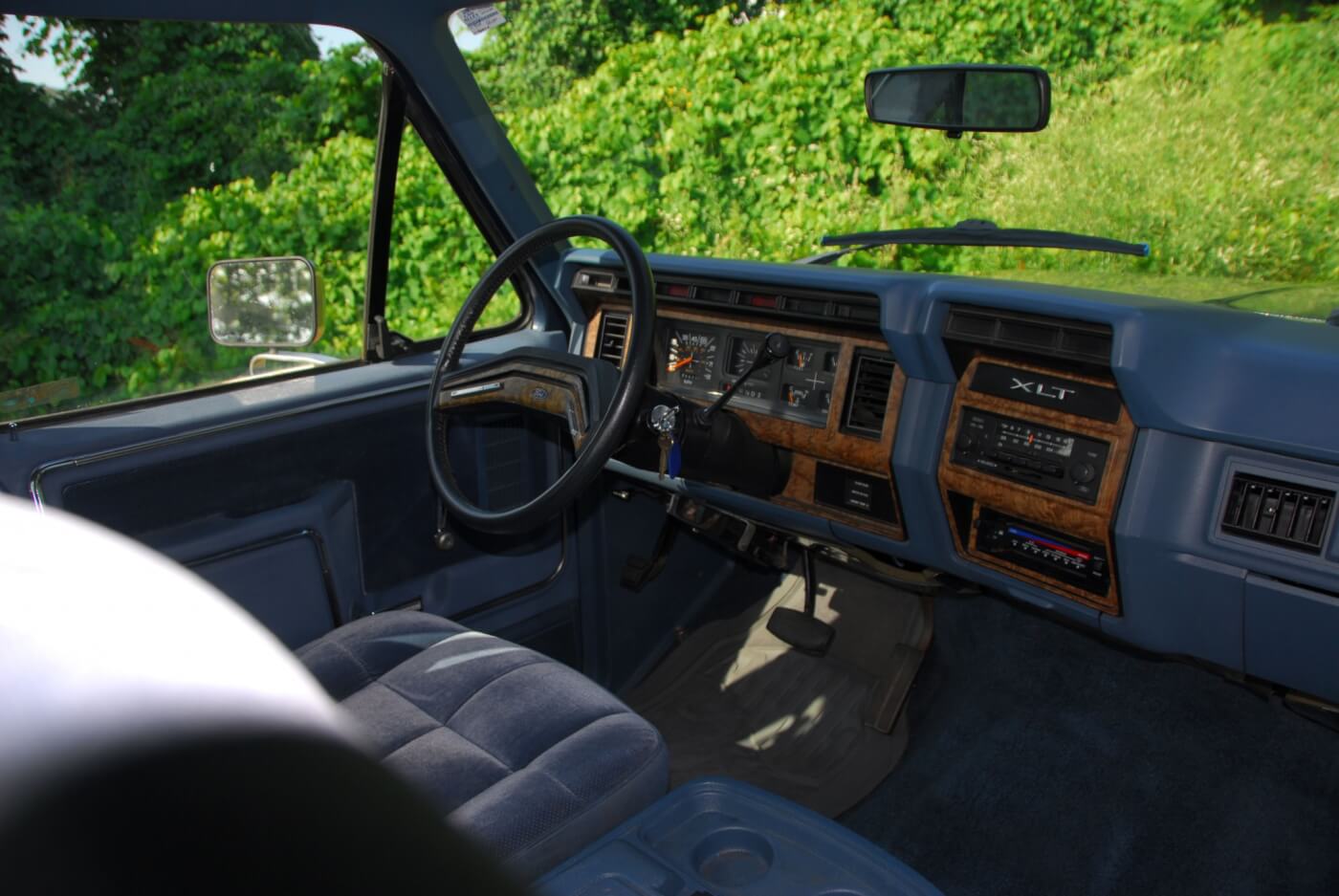 Gli interni dell'era Bullnose 1983-1986 andavano da tappetini di gomma, sedili in vinile, interni spogli con tubi di scarico a questa lussuosa cabina in velluto con opzioni simili alle auto.
