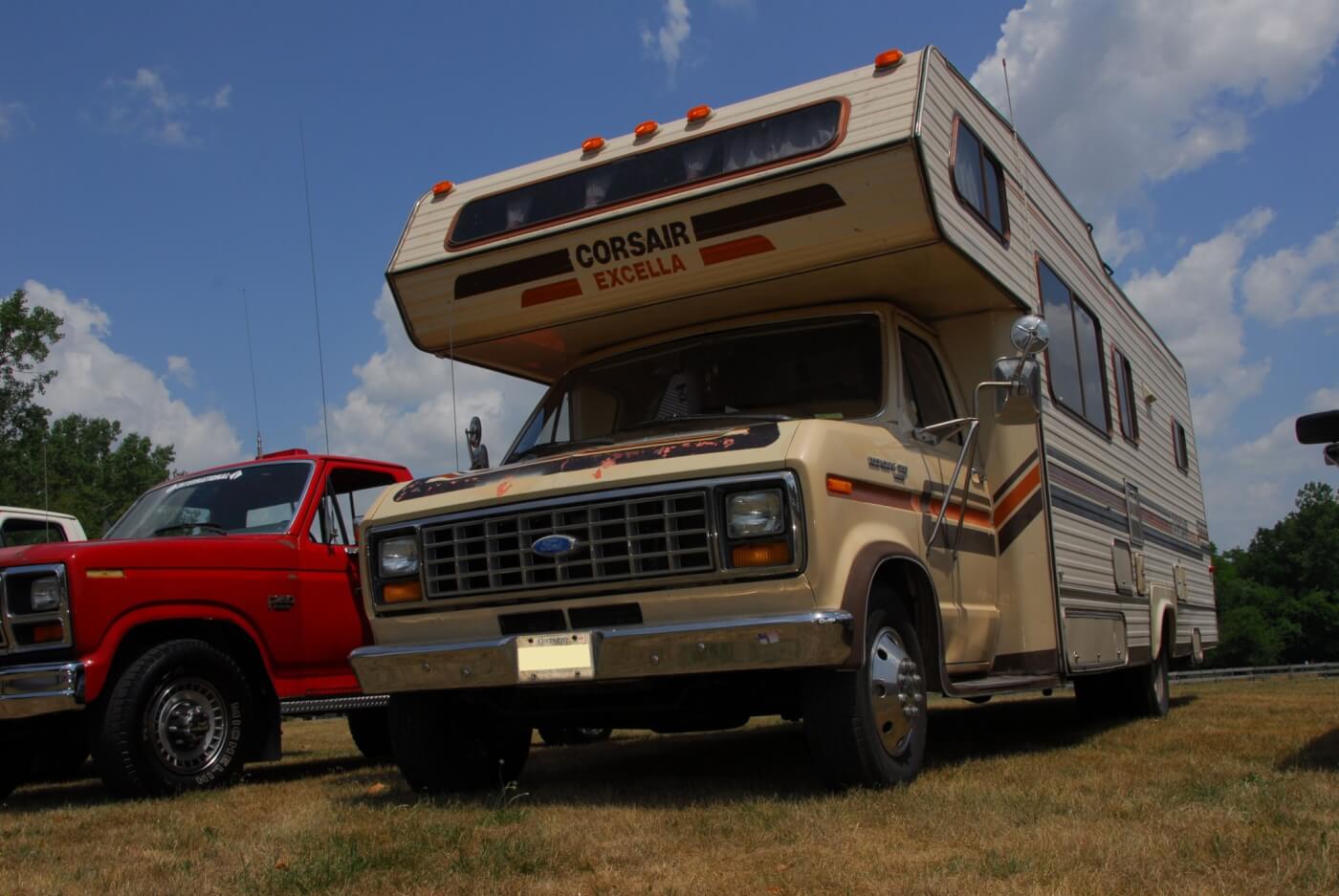 De E-250 en E-350 bestelwagens waren verkrijgbaar met de IDI diesel, maar alleen met een automatische transmissie. De diesel E-350 dually chassis was populair voor campers en geliefd om zijn brandstofverbruik, dat aanzienlijk beter was dan de big-block benzine. Jonathan Lalonde uit Ontario, Canada, is de eigenaar van deze F-350 Corsair van 1987 met een 6,9-liter IDI, C6-automaat en 3.54 versnellingen. Bij de laatste telling had deze auto bijna 170.000 mijl gereden.