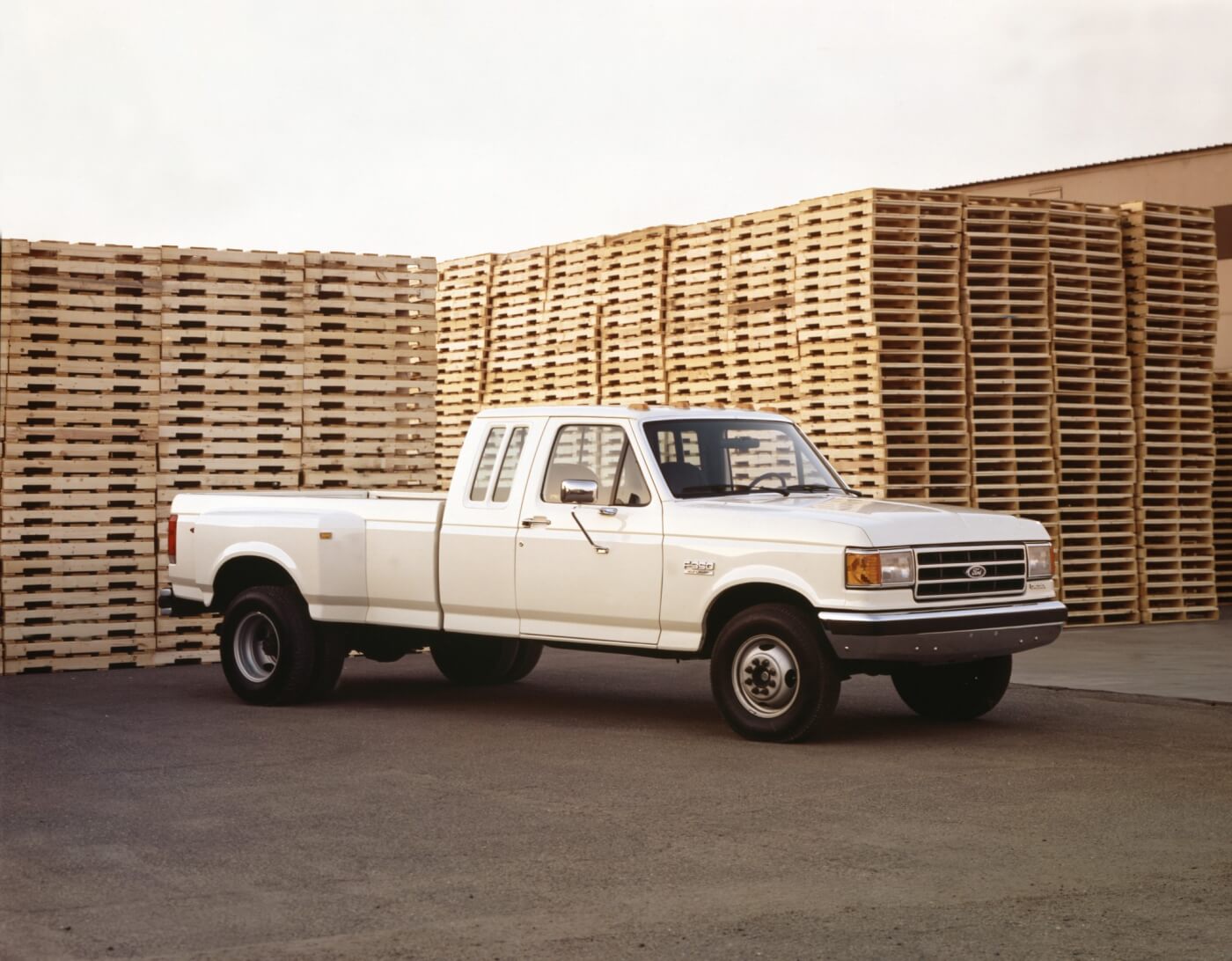 In 1990 kon je een diesel-aangedreven SuperCab F-350 XLT Lariat dually krijgen met alle goodies, hoewel deze in een effen witte verpakking zit.