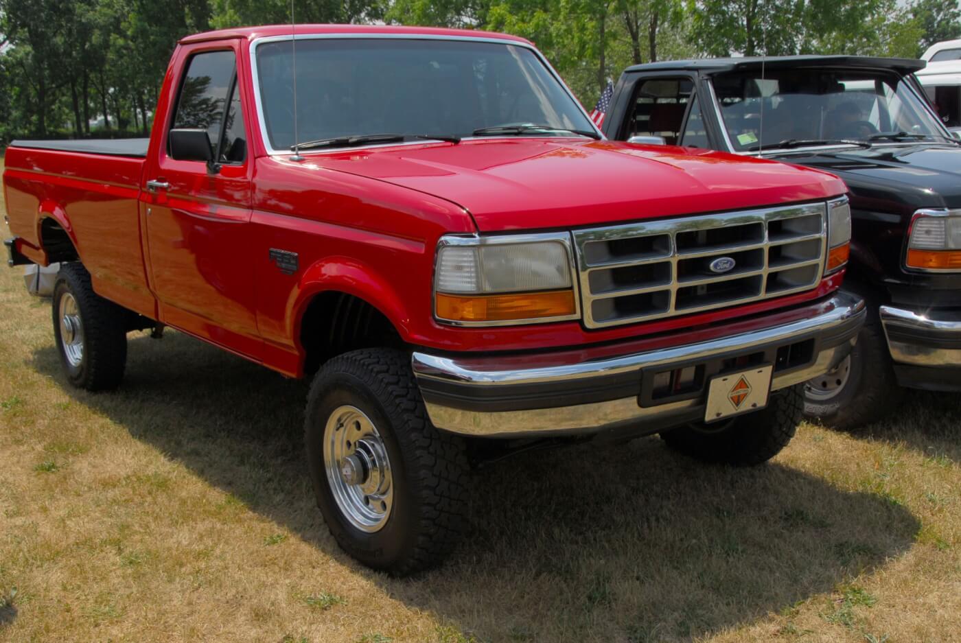 La linea aggiornata dei camion Ford del 1992 fu quella in cui l'IDI avrebbe fatto il suo arco finale e il Power Stroke avrebbe preso il sopravvento. L'unica cosa che contrassegnava un diesel aspirato in quest'epoca era un distintivo sul portellone. Nel caso di questo camion turbo diesel del 1993, c'è un ulteriore 