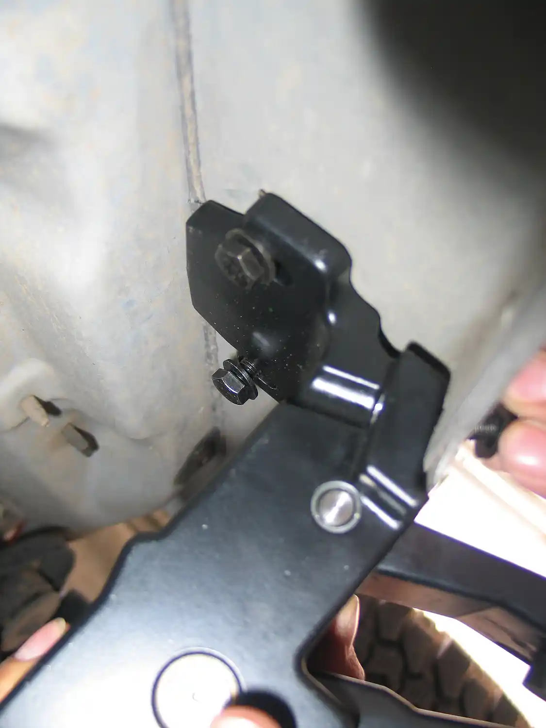 4. The motor-driven linkage arms are attached at the rear-most location. On larger trucks, the length of the supplied wiring harness dictates that the motor-driven linkage arm on the passenger side be mounted at the front of the truck. Be sure to lay out the wiring harness first to check its length.
