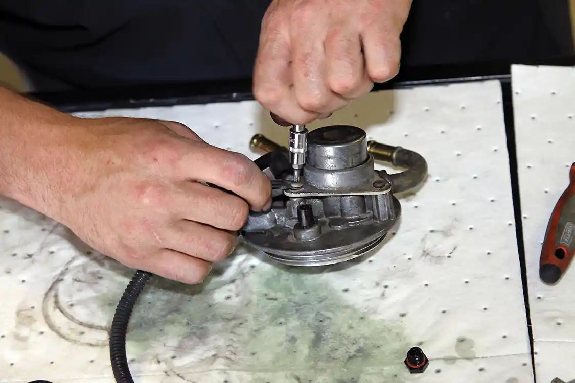 19. The plunger assembly is reinstalled on the top of the filter head with the fuel heater ground lead in the same position as when it was removed.