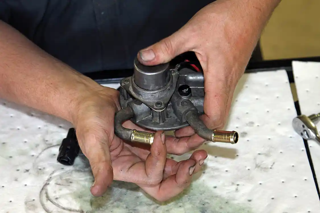 21. Pumping the primer with a finger covering the inlet port tests the new O-ring seals; it should develop a vacuum. If it does not, one of the O-rings may be missing or cut.