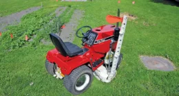A wide variety of small implements and attachments could be installed on the 782D and the unit was equipped with a hydraulic system for operating them. Most implements were aftermarket, but IH dealers had a core selection of popular accessories that wore IH badges.
