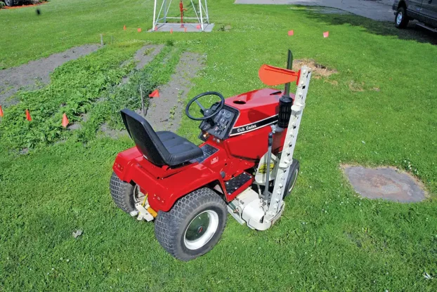 A wide variety of small implements and attachments could be installed on the 782D and the unit was equipped with a hydraulic system for operating them. Most implements were aftermarket, but IH dealers had a core selection of popular accessories that wore IH badges.