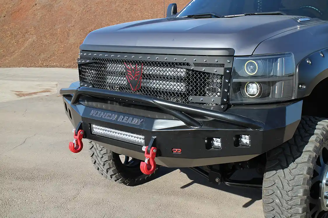 The leading edge was equipped with a <a href="https://www.winchreadybumpers.com/">Winch Ready</a> prerunner bumper fitted with <a href="https://www.monsterhooksinc.com/">Monster</a> recovery hooks and a <a href="https://www.rigidindustries.com/">Rigid Industries</a> 20-inch E series LED light bar with four dually LEDs. A <a href="https://www.royaltycore.com/">Royalty Core</a> RC2 grille is flanked by a pair of <a href="https://www.facebook.com/Plainansimple1-177281149518576/">Plain an Simple</a> projector/halo HID headlights.