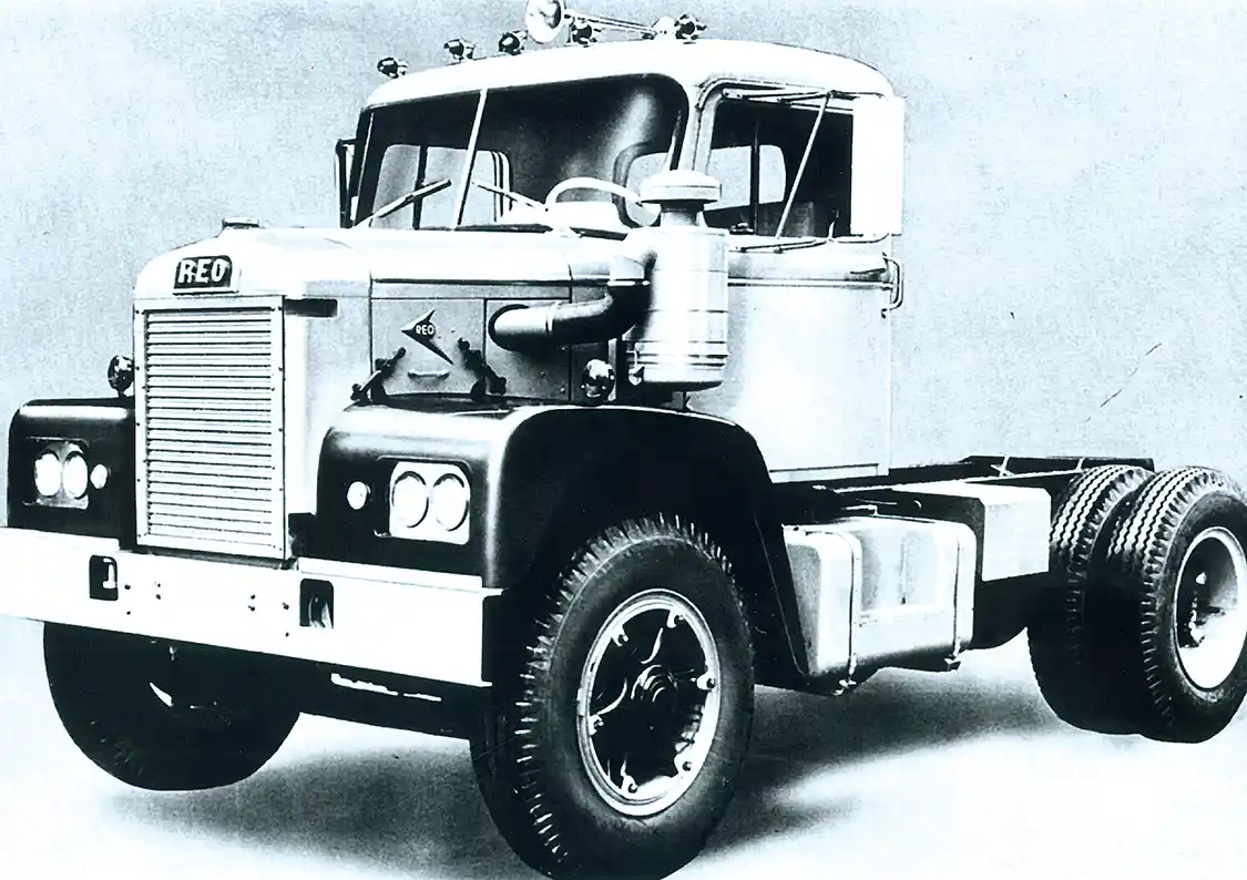REO’s 1960 D703D short-wheelbase tractor. The firm’s styling leadership was starting to wane do to component sharing with other in-house brands of White Motors. The combined firm now marketed 43 platforms offering seven gasoline and 14 outside-supplied diesel power options.