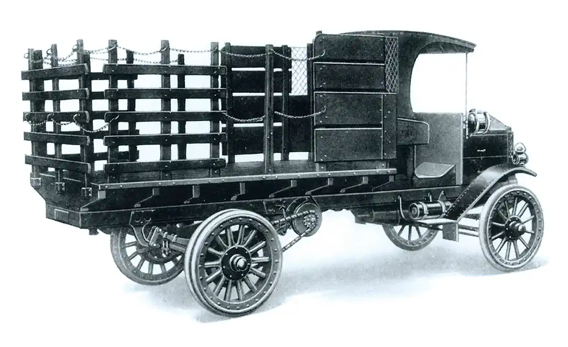 The Model J platform of 1915 featured a front-mounted inline four producing 25 horsepower with a 2-ton payload. Heavier commercial users were now the firm’s primary targets.