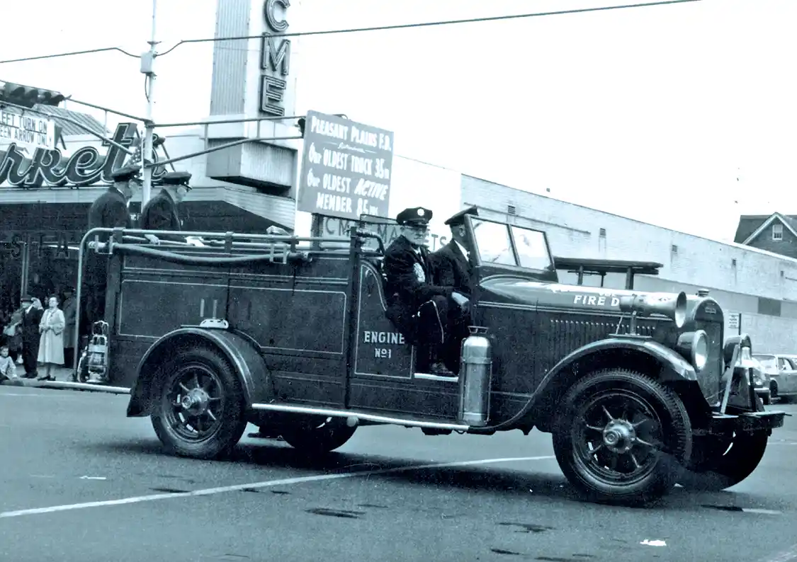 Government users were quick to adapt Speed Wagon platforms for specialized usage. This 1928 custom-bodied platform was utilized for fire service.