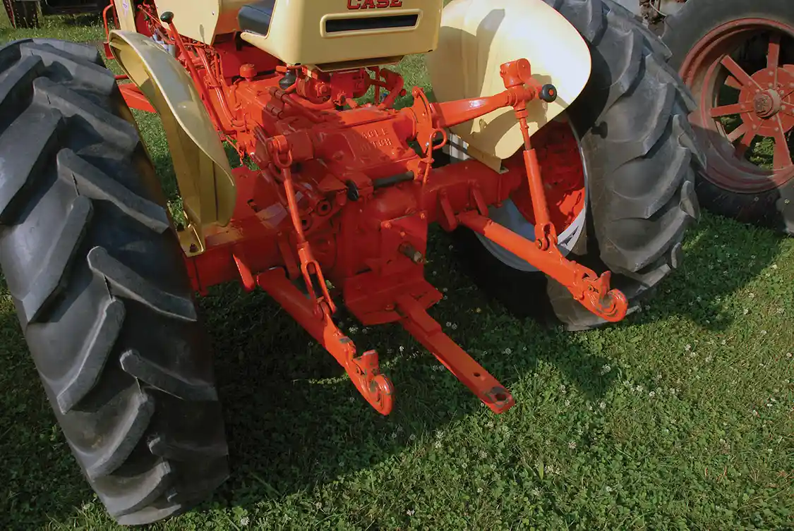 The working end shows this 1962 still has the Eagle Hitch three-point setup that was about as close to the Ferguson as was possible without infringing on the patent. Case’s version did not swing like the Ferguson. The Eagle Hitch was used into the mid-1960s but was phased out in favor of the Draft-O-Matic. This tractor is too early to have the Draft-O-Matic, which was introduced in late 1962 in a small number of 430 and 530 tractors.