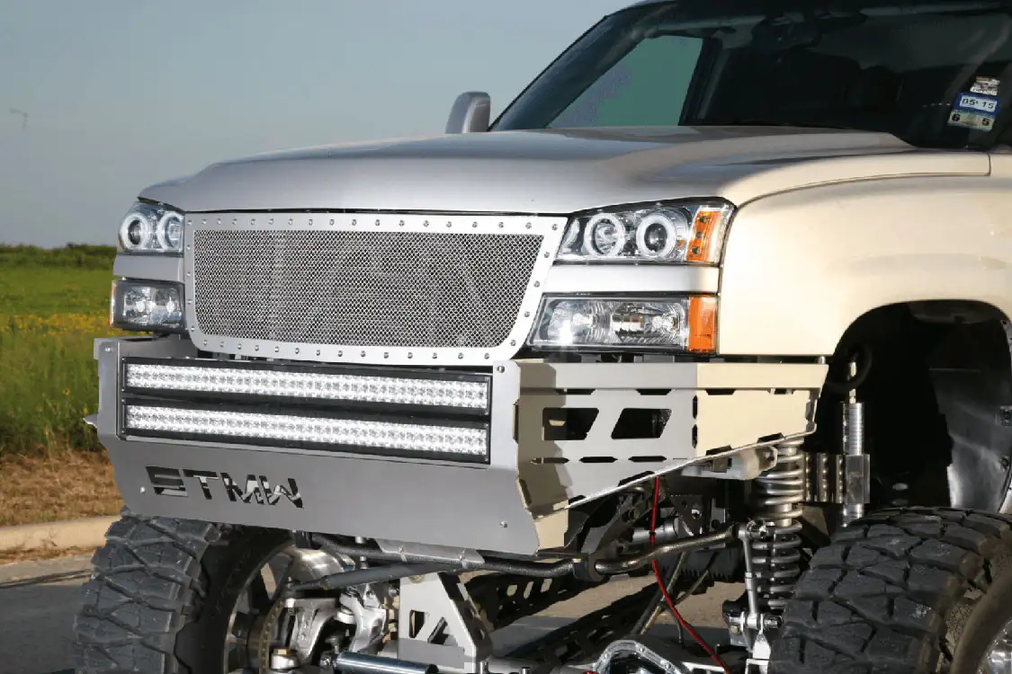 STMW got into the bumper business because they weren't happy with the bumpers on the market. Bumpers now make up a major portion of their business. The twin light bars are from Rogue4 and the wire mesh grille is a custom job.