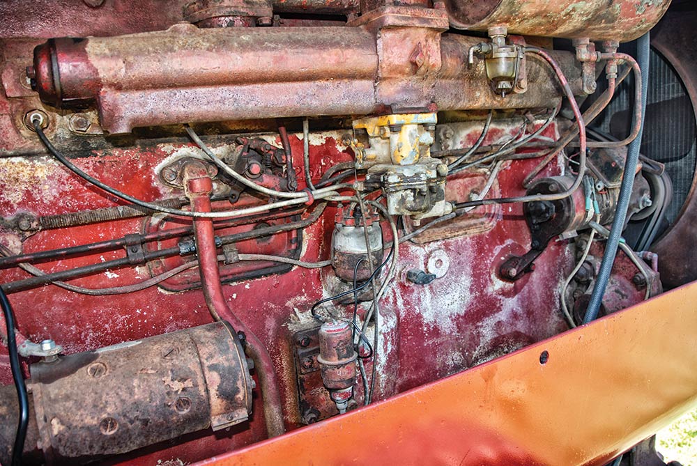 The gas side of the engine shows the carburetor, divided intake manifold, spark plugs, and distributor.
