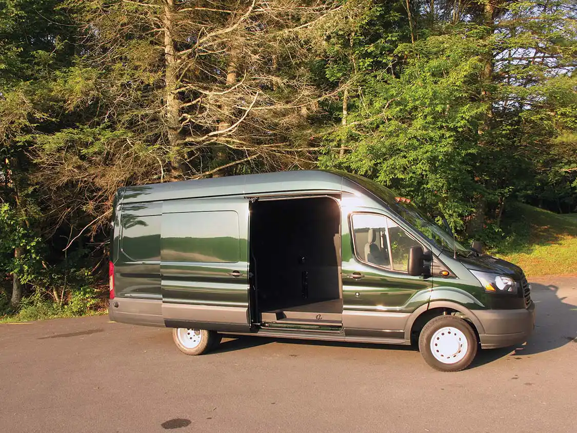 The side-open door is easy to open and close; one hand will do it. With the door opening close to the body, you can park closer to buildings and still use this large opening.