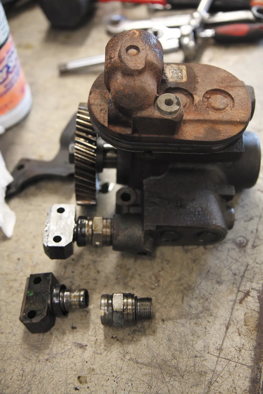 6.0L snap-to-connect (STC) fitting, high-pressure oil pump